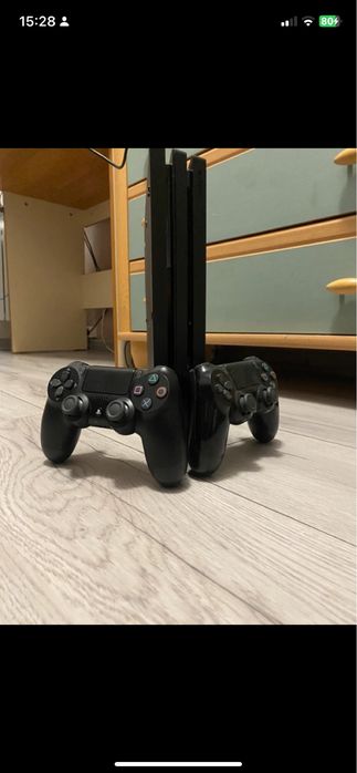Ps4 pro z kablami , grami i stacja dokujaca