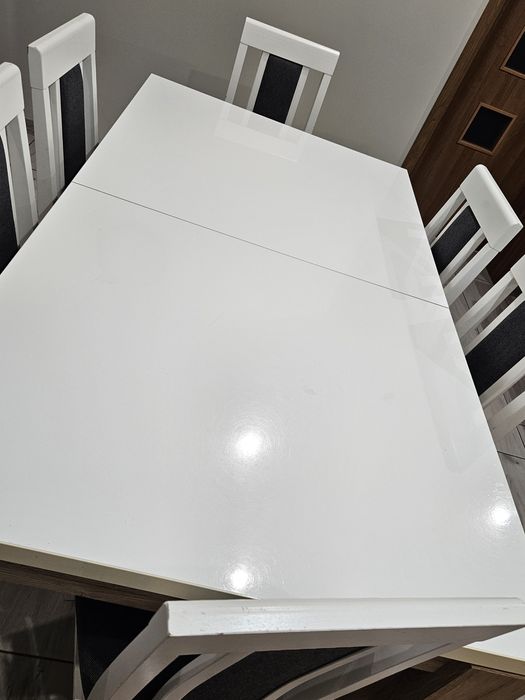 Stol plus sześć krzeseł