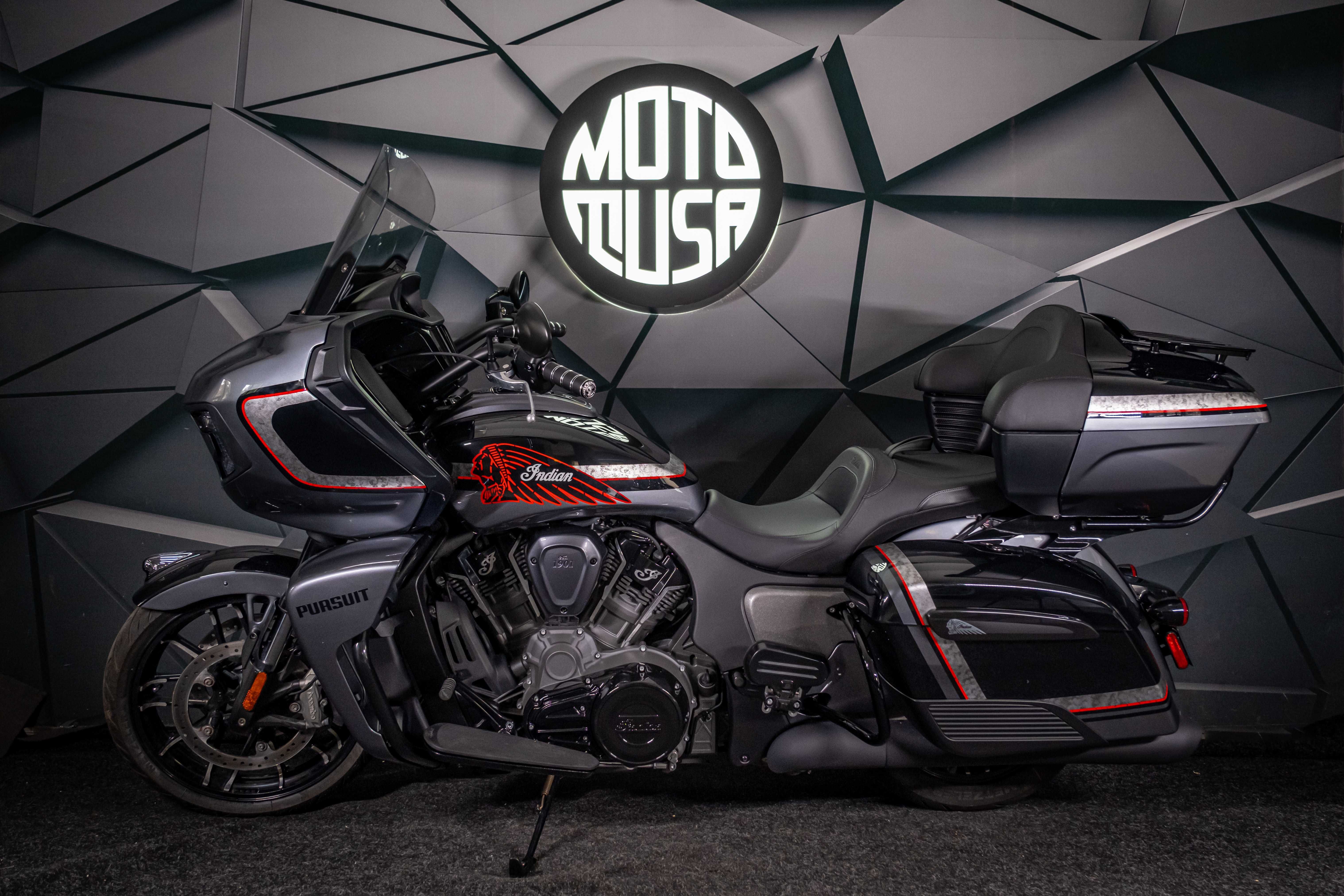 Indian Pursuit Dark Horse