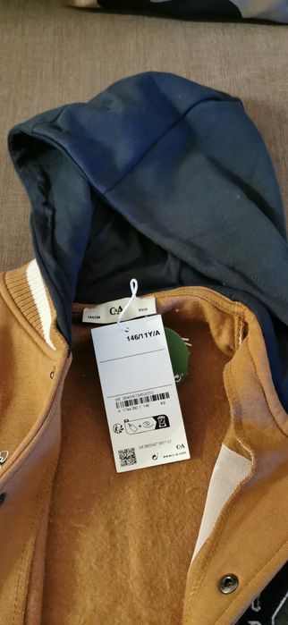 Jaqueta universitária com capuz