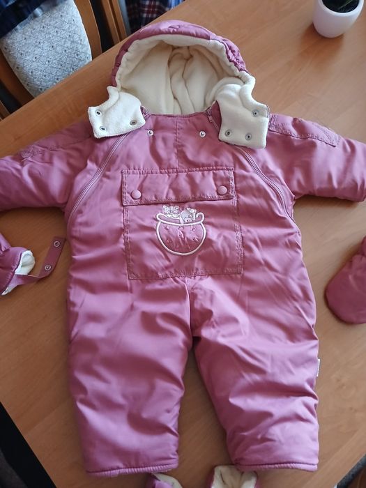 Śliczny zimowy kombinezon