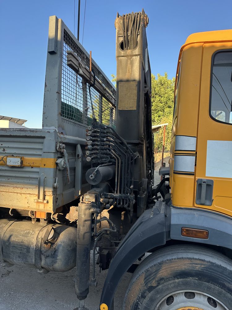 Camião pesado  tri-báscula com grua