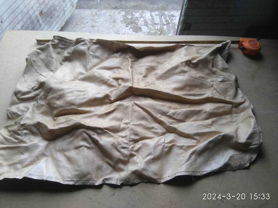 Кожа обрезки, большие и маленькие.