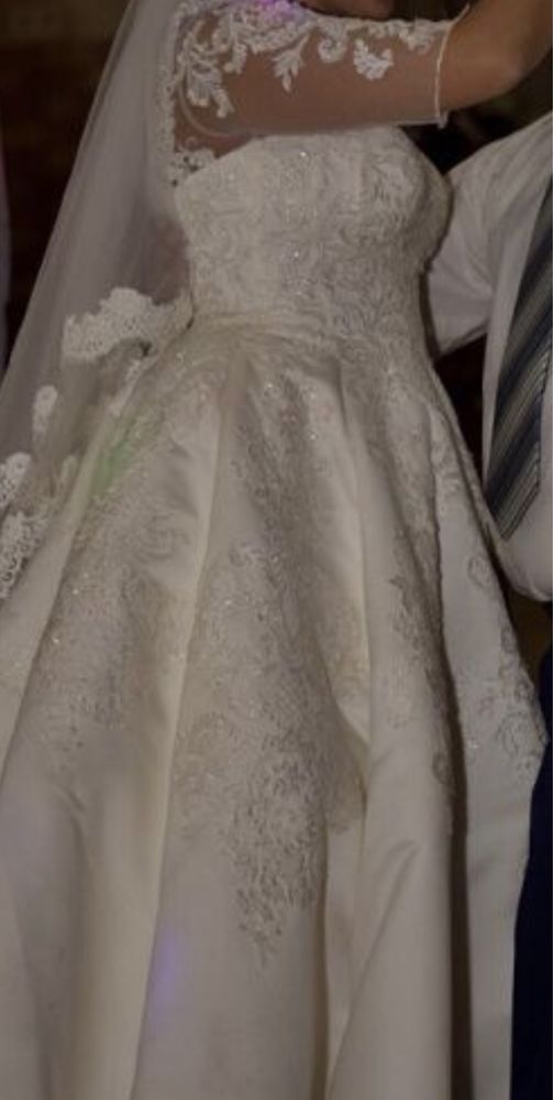 Весільна сукня атласна