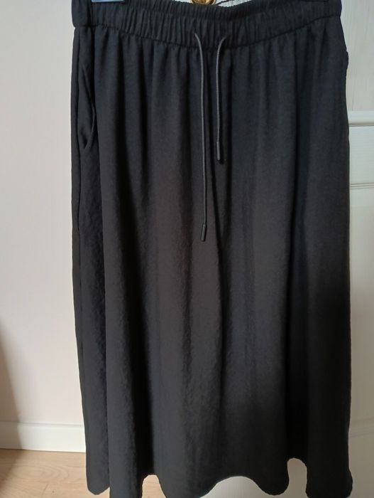Czarna spódnica z kieszeniami