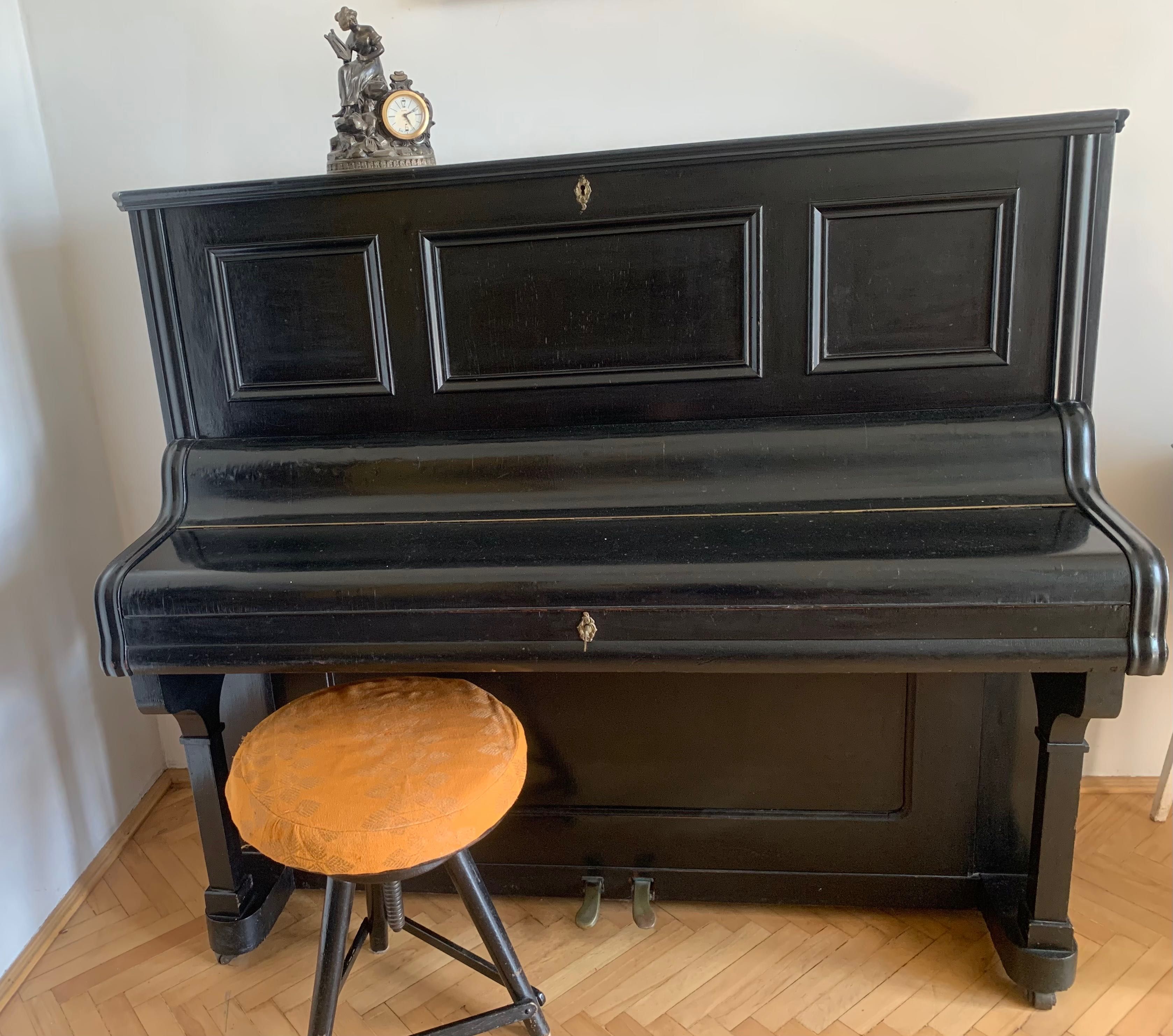 Pianino antyk z taboretem