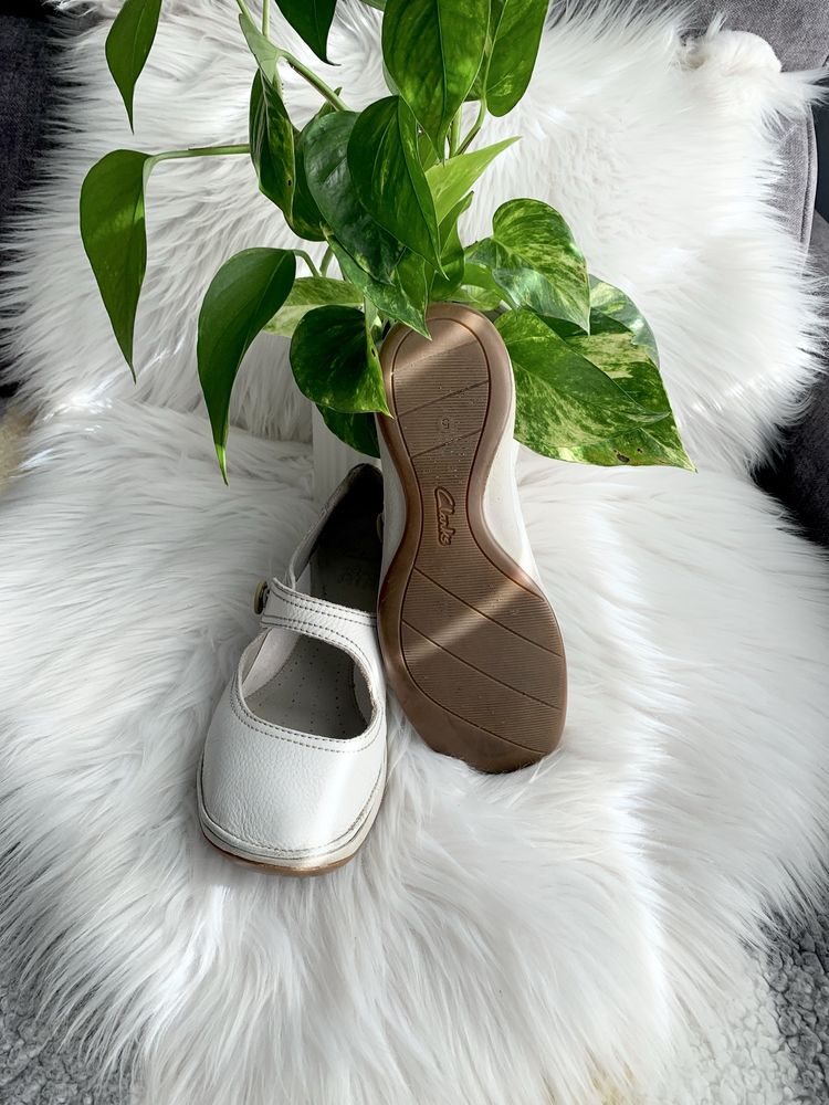 Clarks 38 białe mokasyny skóra naturalna