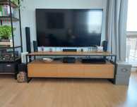 szafka RTV loftowa firmy HUGLE (drewno)