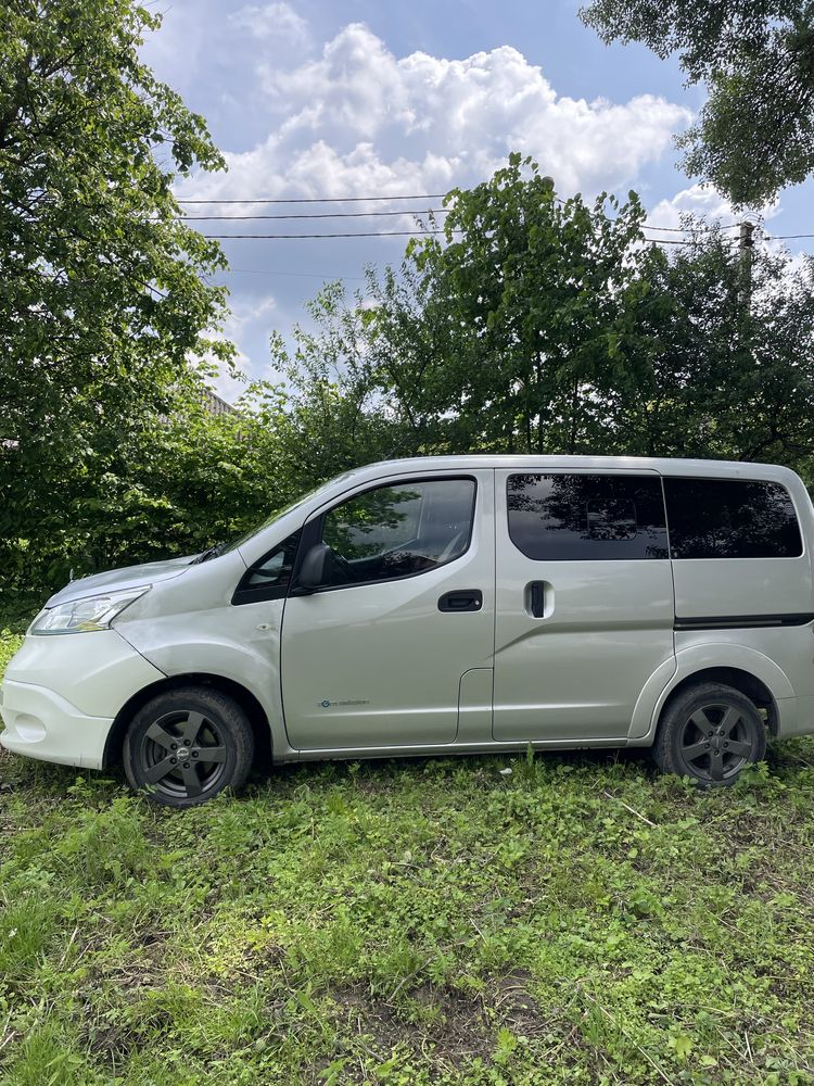 Nissan E-NV200.