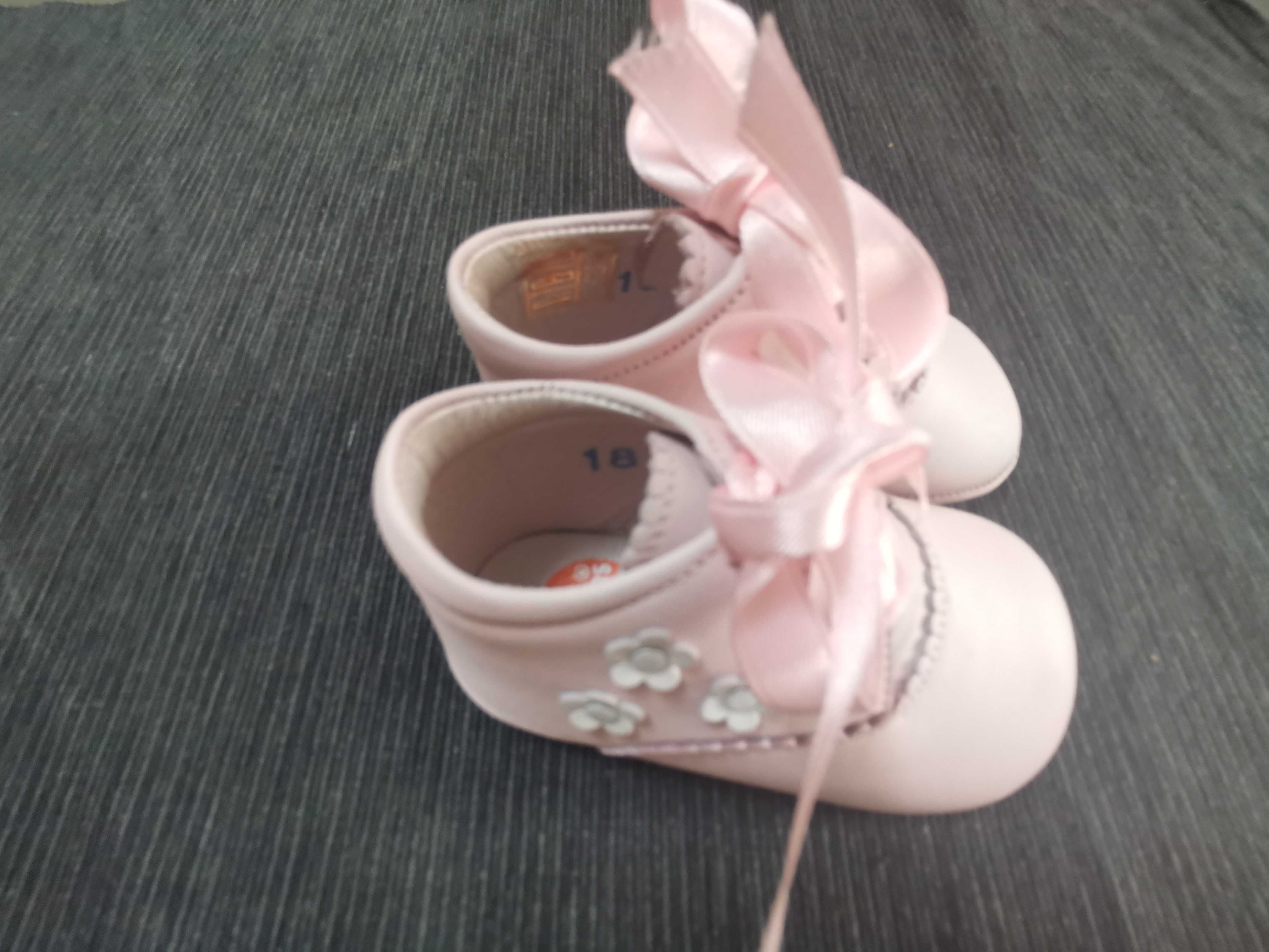 Sapatos de bebé rosa em pele