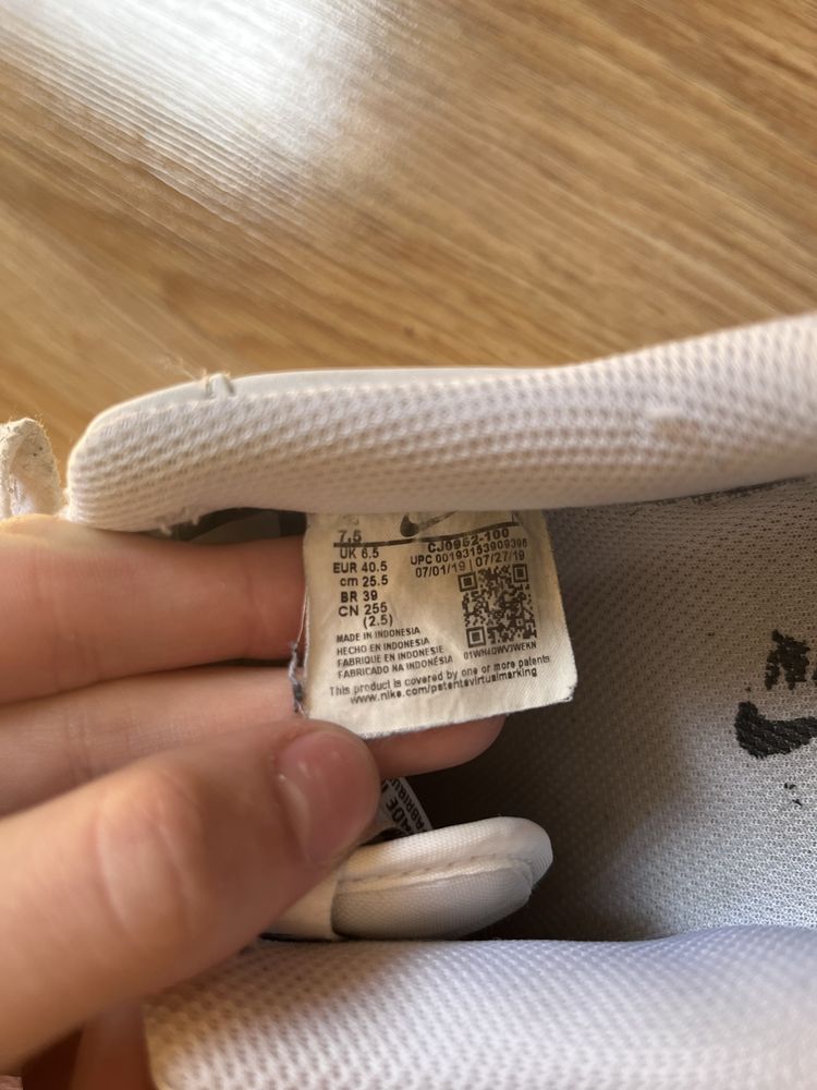 Nike air force 1 białe z czarnym logo rozmiar  40.5