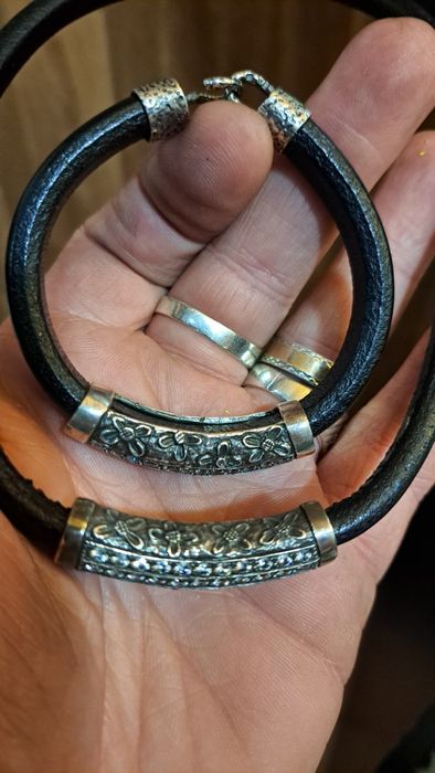 Colar fio  e pulseira em prata contrastada.