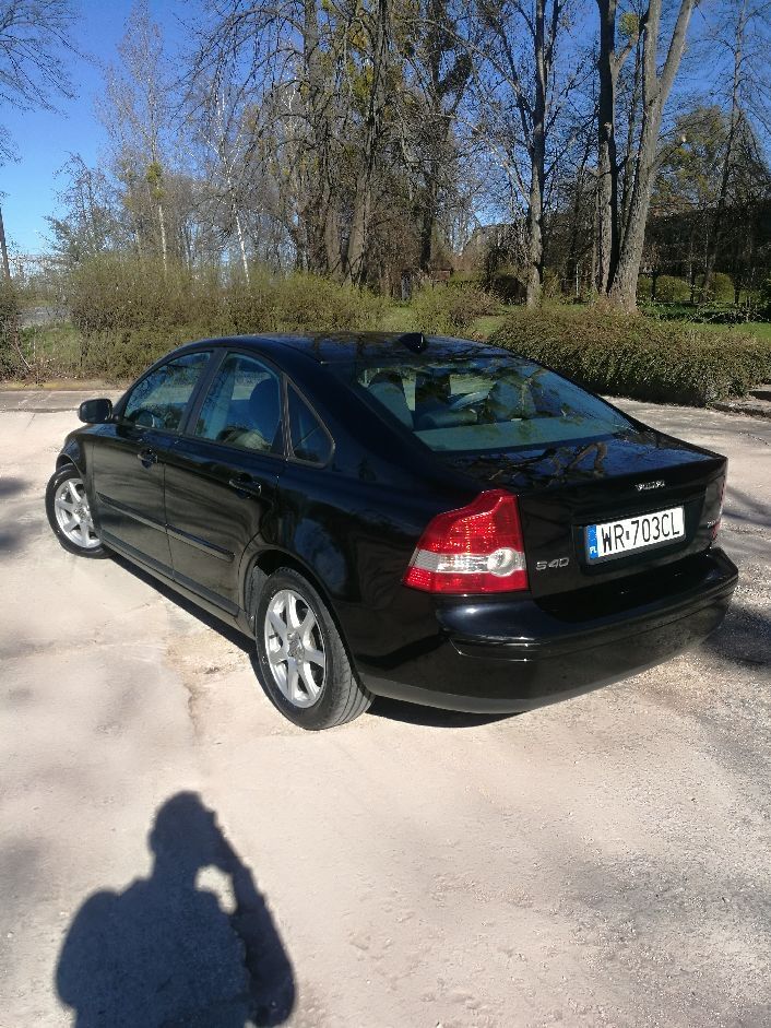 Volvo    S40.