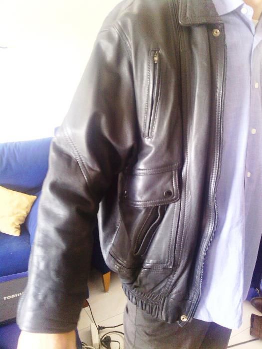 Blusão em pele para homem de cor preta