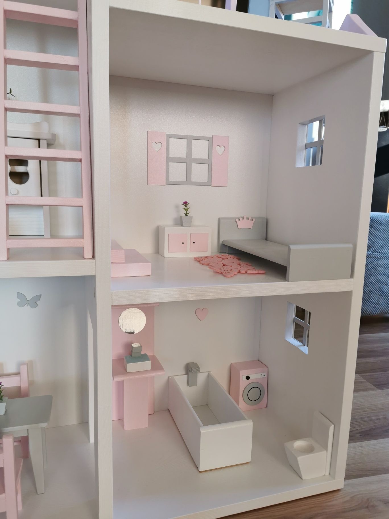 Drewniany domek dla lalek Barbie
