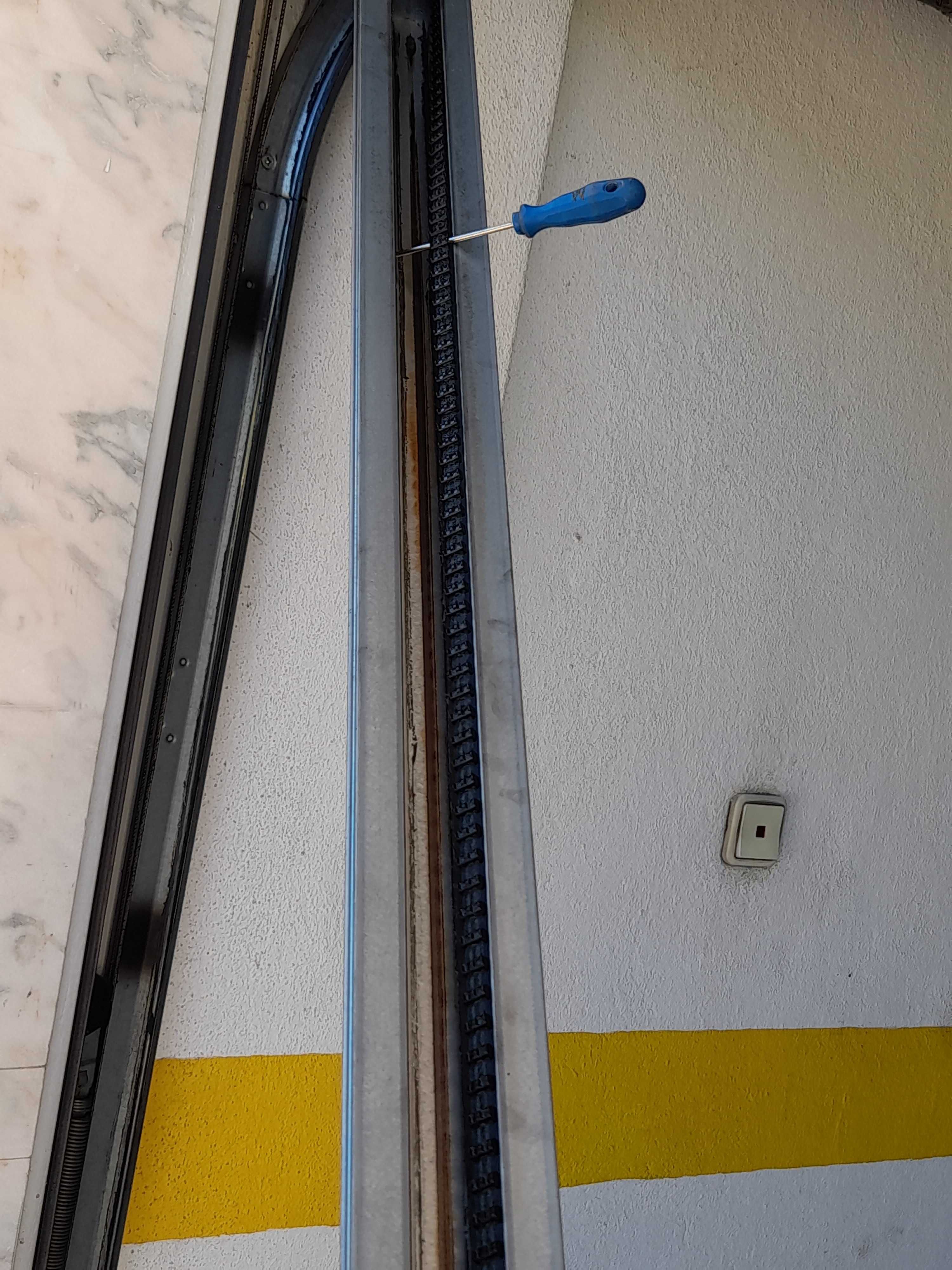 Motor  portão, com calha, e corrente para reparar ou peças.