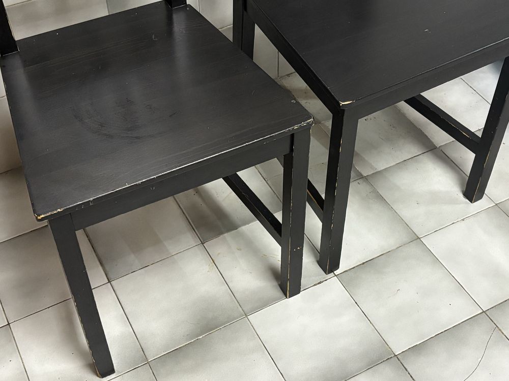 3 cadeiras pretas do ikea