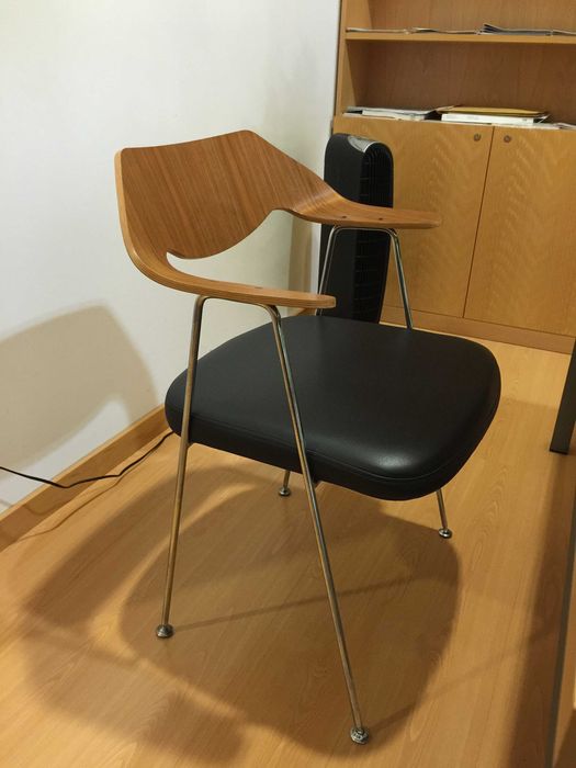 cadeiras em pele e madeira