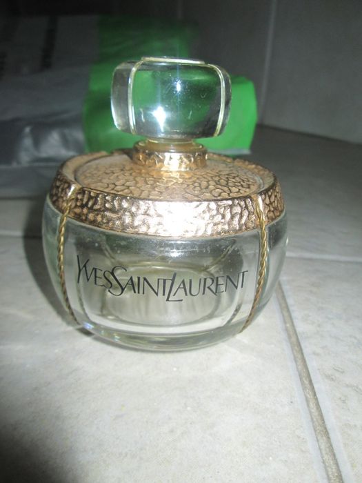 frascos de perfume e roupa 38