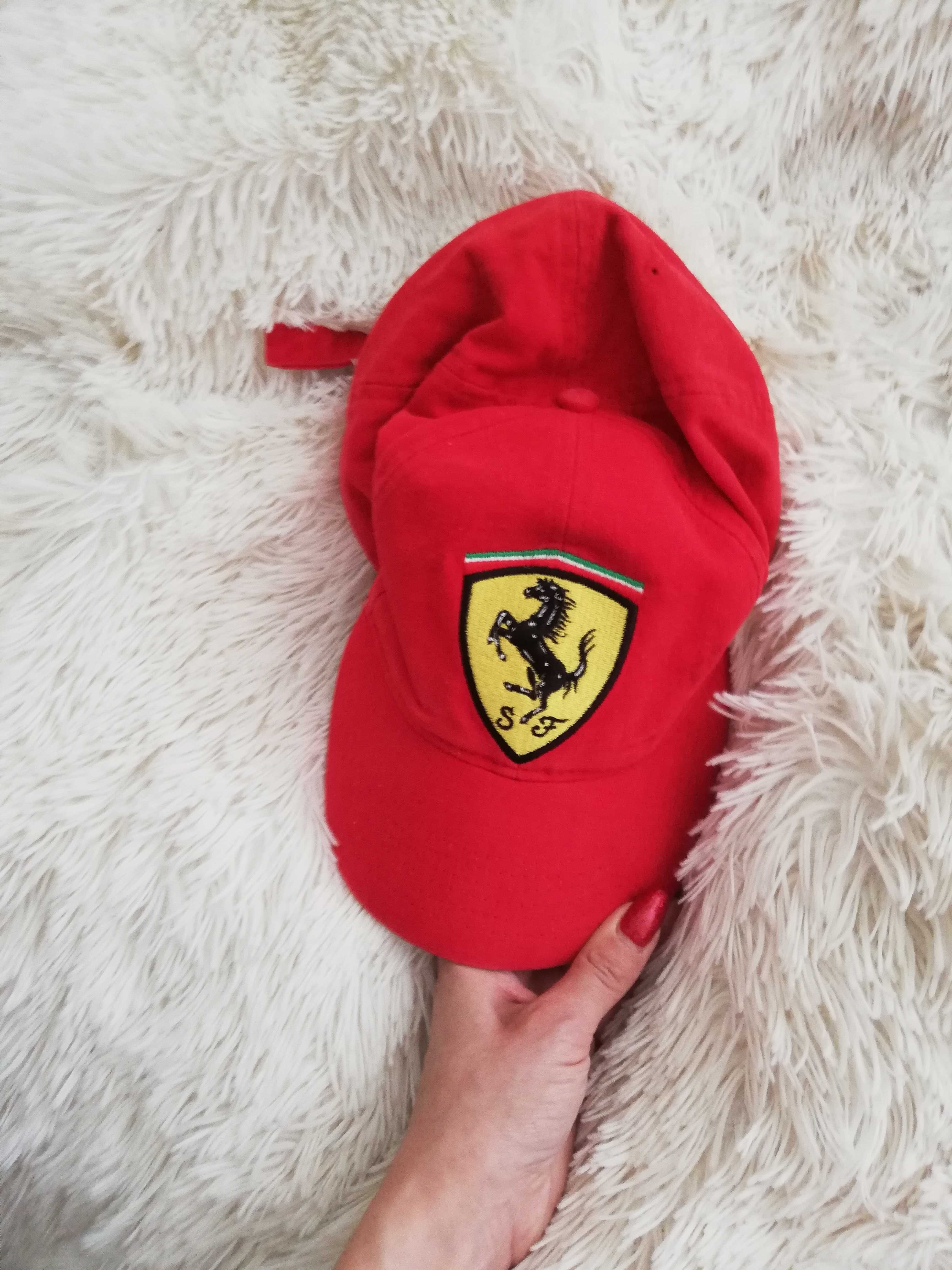 czerwona czapka Ferrari z daszkiem