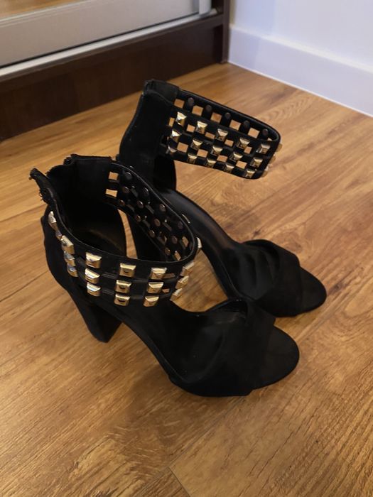 Чорні босоніжки