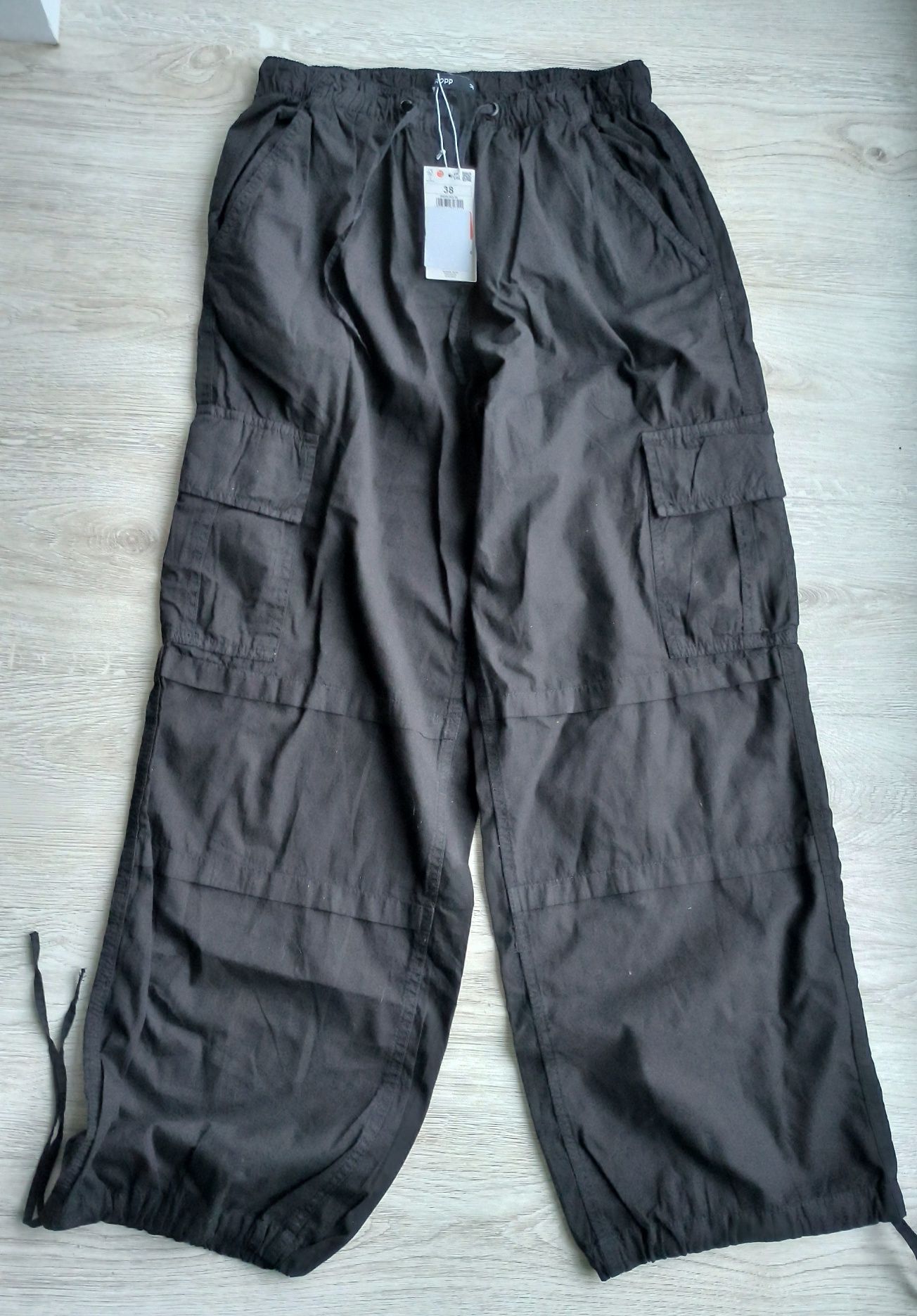 Nowe spodnie Cropp kieszenie