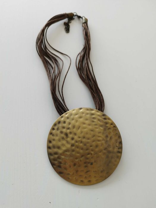 Vários colares com pendentes