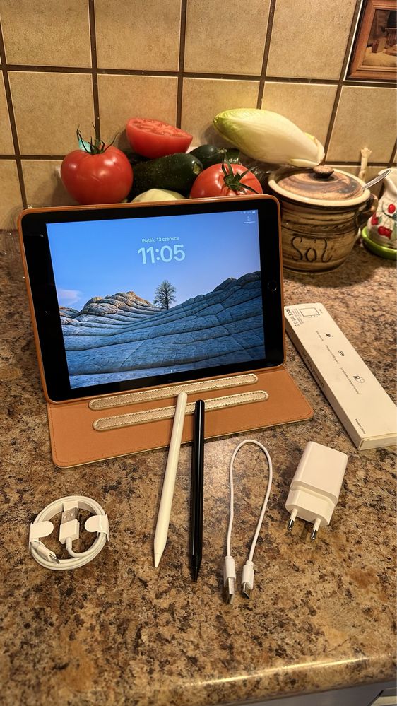 Tablet iPad Apple + NOWY RYSIK + nowe etui - cały zestaw