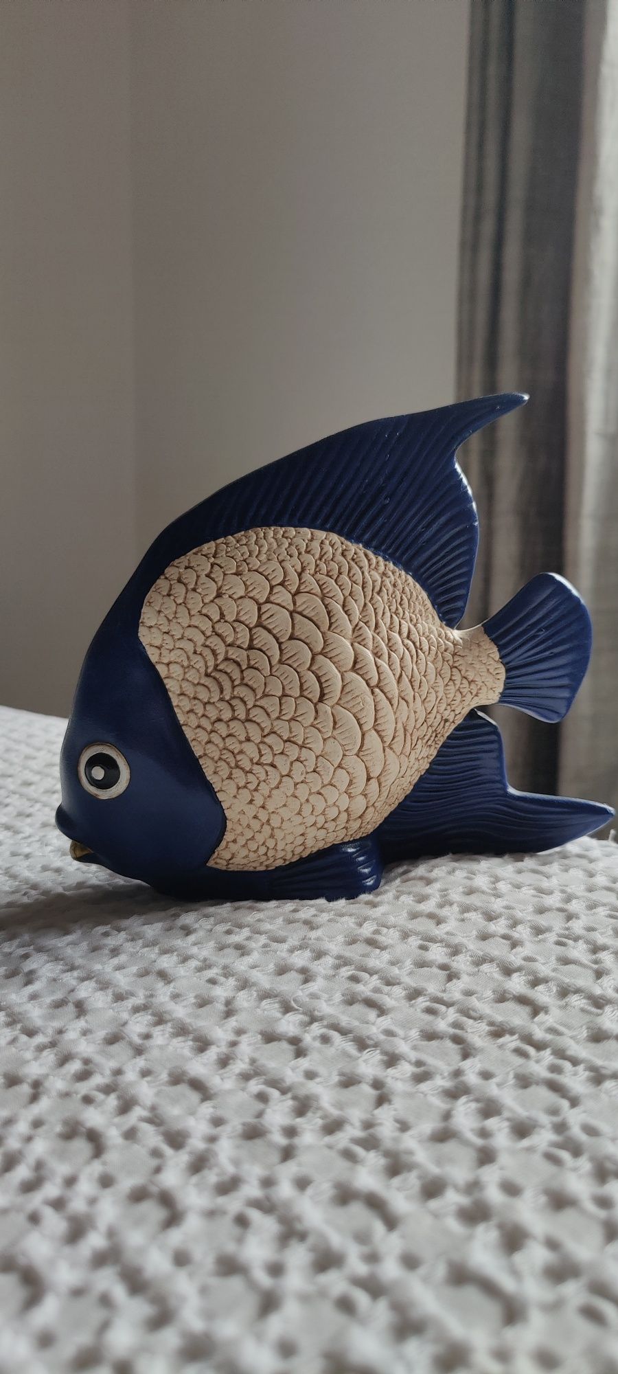 Bibelot decorativo peixe de cerâmica - azul, bege e amarelo