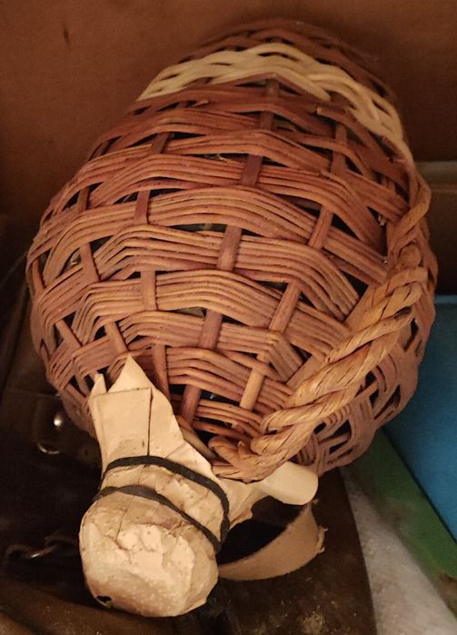 Скляний 10 л бутиль, обплетений лозою