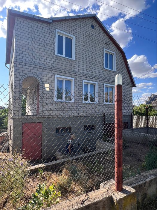 Продаю капитальный дом в три уровня в СК Озерное