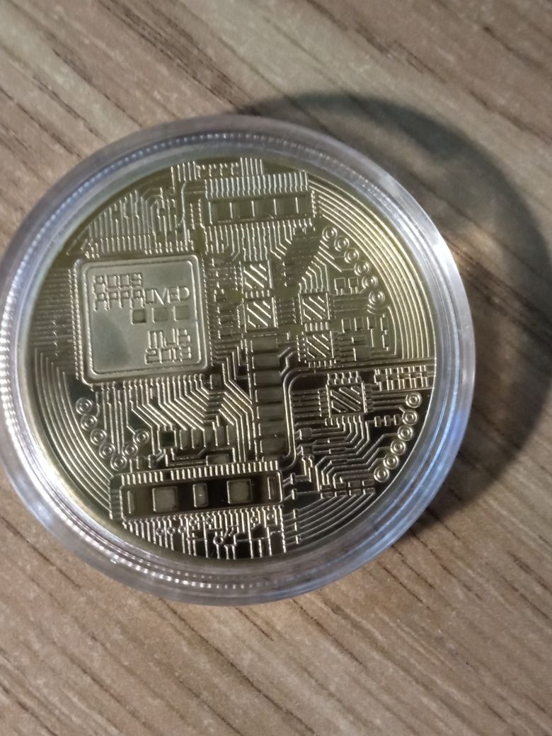 Bitcoin золотого кольору в чохлі для колекціювання
