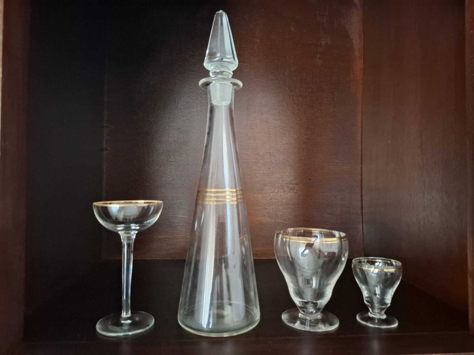 Garrafa e vários copos de cristal com borda  filetada a ouro