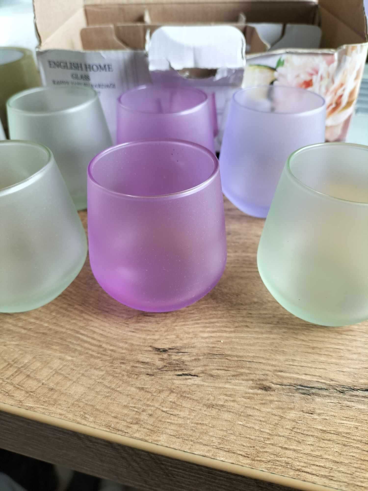 6 małych kolorowych szklaneczek