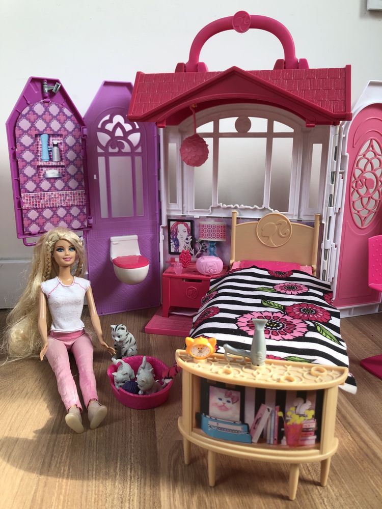 Domek Barbie Mattel + lalka + akcesoria (dużo!) + pieski