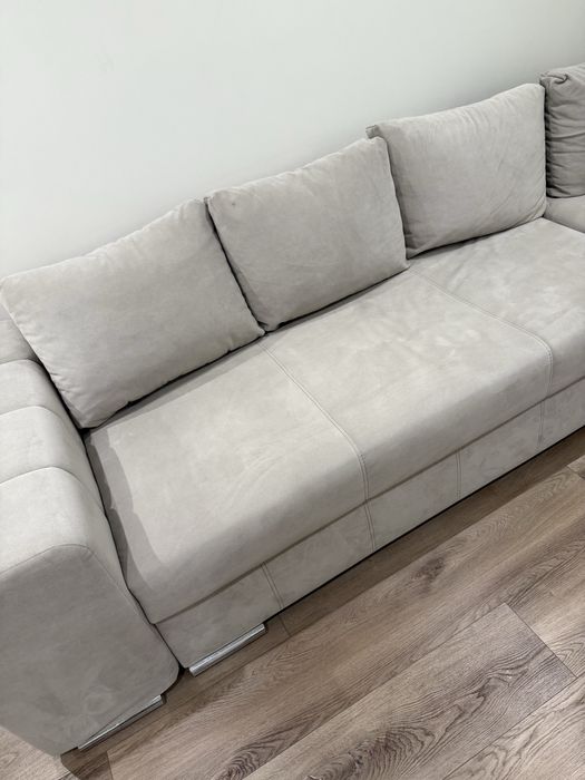 Диван кутовий бежевий велюровий