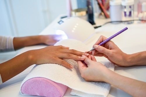 Wynajmę miejsce na manicure w salonie fryzjerskim