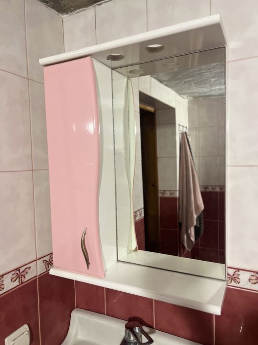 Підвісна шафа з дзеркалом