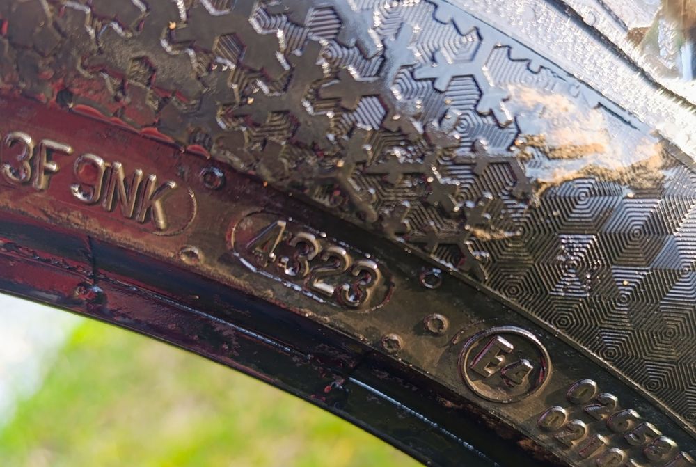 Opony zimowe Continental 225/45/17 2szt. + zapas. DOT 43/2023