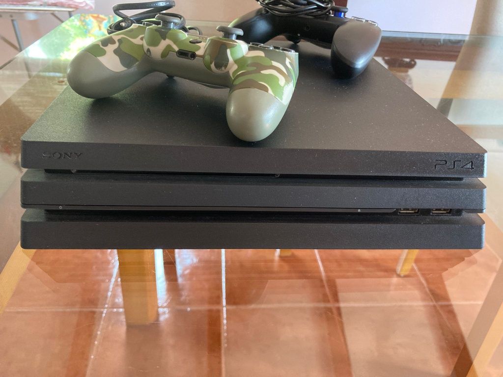 PS4 PRO 1 TB + 2 Comandos + JOGO MINECRAFT em CD