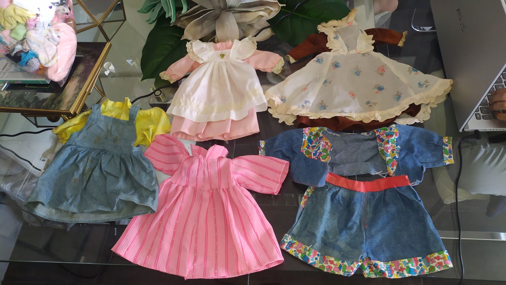 4 conjuntos e 1 vestido roupas de bonecas antigas vários preços