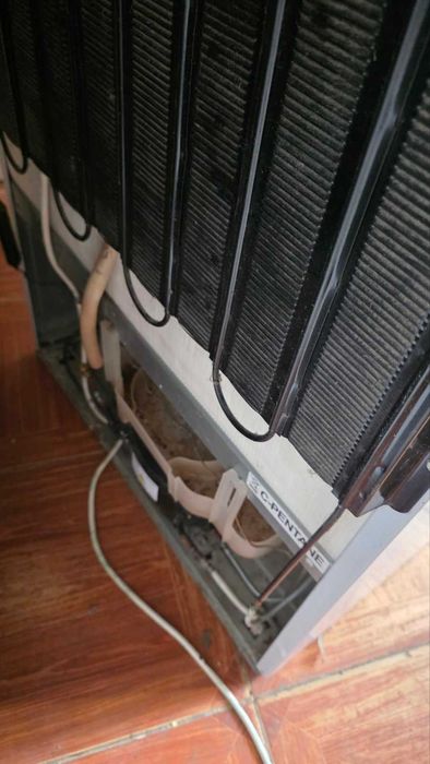 Рабочий холодильник Indesit, высота 1м. 80см. чистый ухоженный.