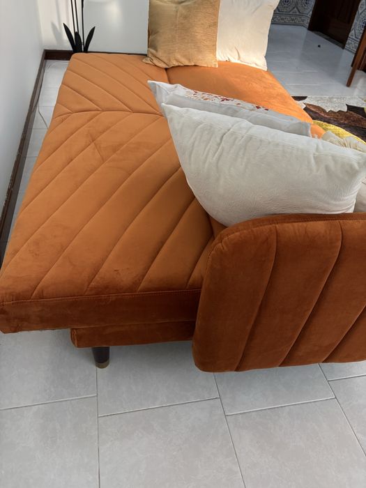Sofá usado - cor de laranja - negociável