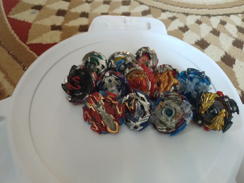 Продам набір іграшок бейблейд