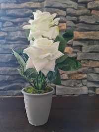Sztuczny kwiat biały w ceramicznej doniczce