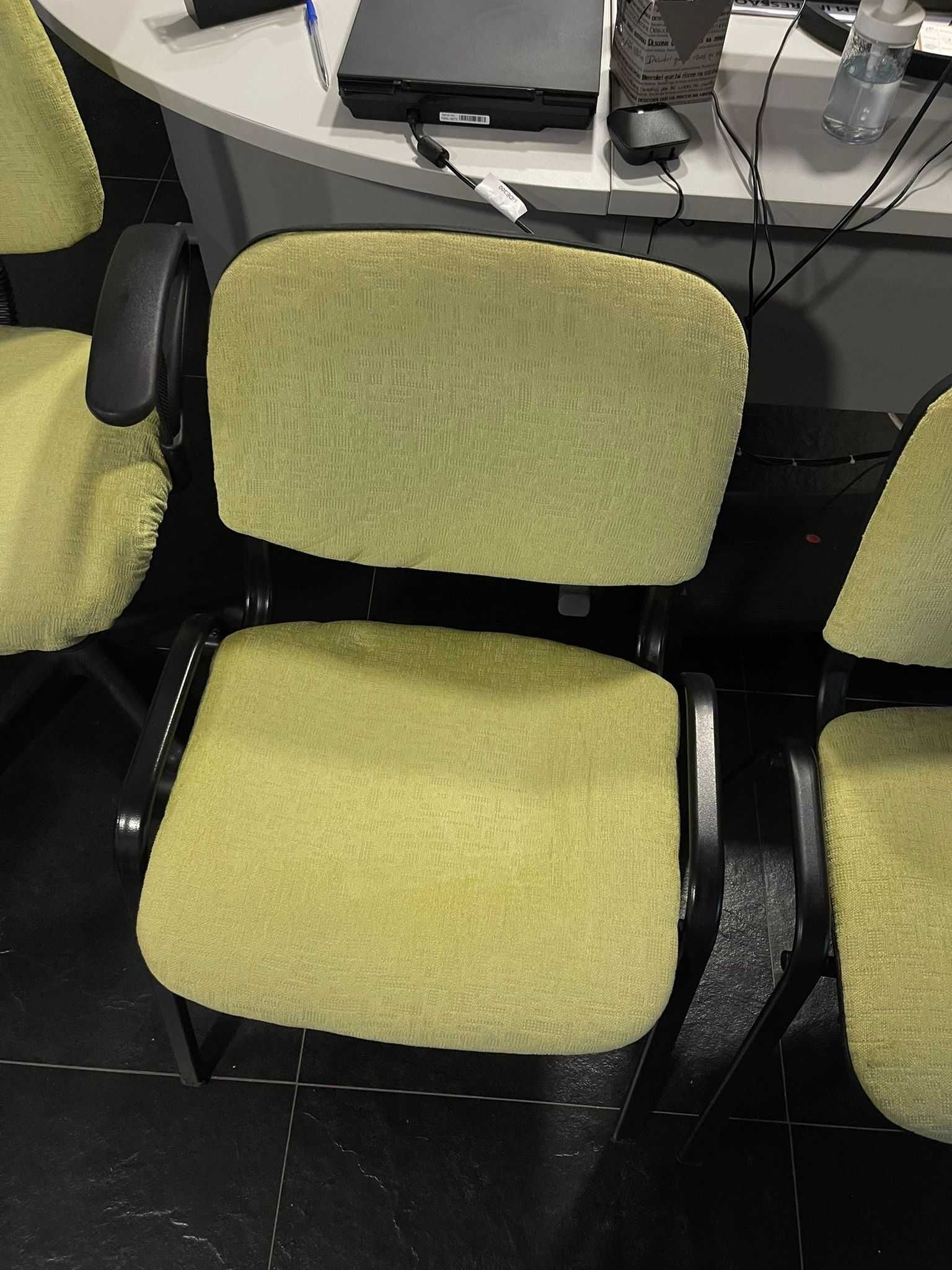 Conjunto de cadeiras escritório verdes