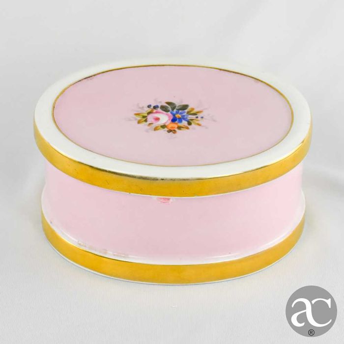 Caixa oval, porcelana Vista Alegre decorada com flores e dourados