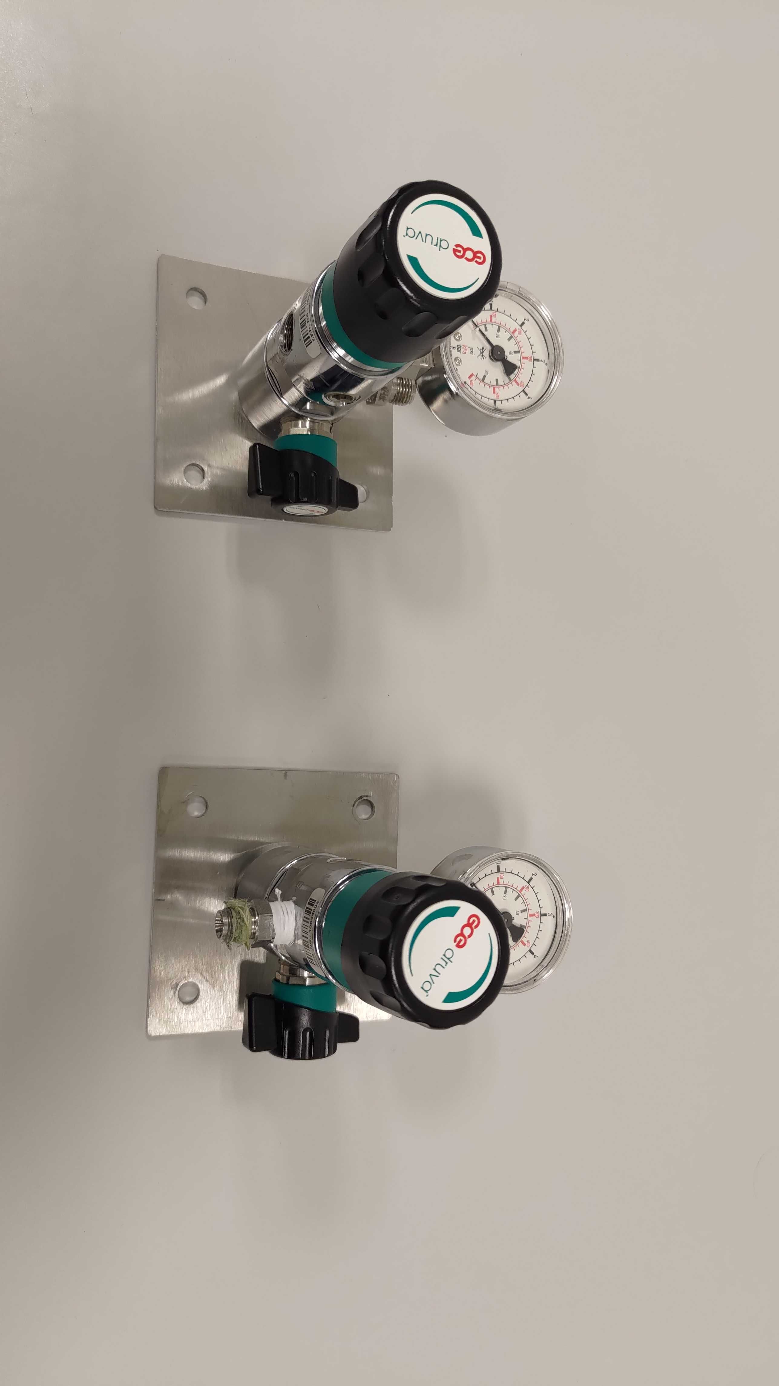 Regulator ciśnieniowy z manometrem ECE DRUVA 2 szt.