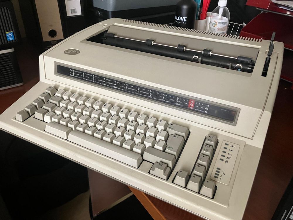 Maquina de escrever IBM 6781 antiga a funcionar