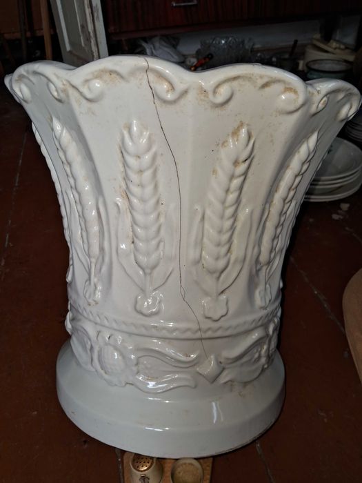 Тарілки, посуд та інше приладдя для дому